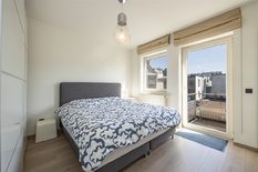 ANTWERPEN - Kievitplein: Recent gerenoveerd en gemeubeld appartement met terras. EPC-label A.
 
Dit recent gerenoveerde, gemeubelde appartement (ca 92m²) bevindt zich op de 2°verdieping van een goed onderhouden gebouw met lift.
Gelegen nabij het Kiev