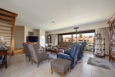 WILRIJK - Residentie Nachtegalenhof: Duplex-penthouse met 2 terrassen, prachtig zicht en P.

Ruim duplex-appartement gelegen in de gegeerde residentie Nachtegalenhof nabij Park Den Brandt. Zeer rustige ligging met mooi uitzicht op domein en vijver.
Uit