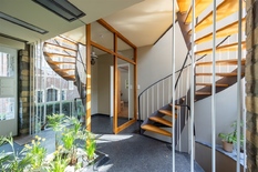 WILRIJK - Steytelinck: Mooie, architecturale woning op 652m² met grote zuidgerichte tuin en achterliggende bouwgrond van 433m².

Deze unieke, halfopen bebouwing is rustig gelegen aan het prachtige Steytelinckpark en bij het centrum van Wilrijk en kan 