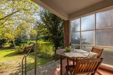 WILRIJK - Steytelinck: Mooie, architecturale woning op 652m² met grote zuidgerichte tuin en achterliggende bouwgrond van 433m².

Deze unieke, halfopen bebouwing is rustig gelegen aan het prachtige Steytelinckpark en bij het centrum van Wilrijk en kan 
