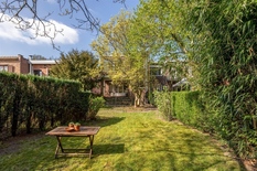 WILRIJK - Steytelinck: Mooie, architecturale woning op 652m² met grote zuidgerichte tuin en achterliggende bouwgrond van 433m².

Deze unieke, halfopen bebouwing is rustig gelegen aan het prachtige Steytelinckpark en bij het centrum van Wilrijk en kan 