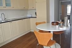 WILRIJK - Park Den Brandt: Zeer  aangenaam appartement met 2 slaapkamers en terras.

BESCHRIJVING:

Het appartement is gelegen op de 3° verdieping van een goed onderhouden gebouw.
Inkom via een beveiligde deur.
Inkomhal op parket met vestiairekast 