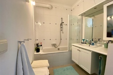 WILRIJK - Park Den Brandt: Zeer  aangenaam appartement met 2 slaapkamers en terras.

BESCHRIJVING:

Het appartement is gelegen op de 3° verdieping van een goed onderhouden gebouw.
Inkom via een beveiligde deur.
Inkomhal op parket met vestiairekast 