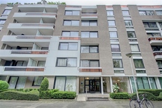 WILRIJK - Rucaplein 585: Mooi gerenoveerd appartement (ca 60m²) op topligging, met 1 slaapkamer en terras.

BESCHRIJVING:

Instapklaar, gerenoveerd appartement met terras, gelegen op de 2° verdieping van een verzorgde residentie.
Ruime inkomhal, vo