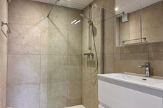 WILRIJK - Rucaplein 585: Mooi gerenoveerd appartement (ca 60m²) op topligging, met 1 slaapkamer en terras.

BESCHRIJVING:

Instapklaar, gerenoveerd appartement met terras, gelegen op de 2° verdieping van een verzorgde residentie.
Ruime inkomhal, vo