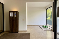 WILRIJK - Rucaplein 585: Mooi gerenoveerd appartement (ca 60m²) op topligging, met 1 slaapkamer en terras.

BESCHRIJVING:

Instapklaar, gerenoveerd appartement met terras, gelegen op de 2° verdieping van een verzorgde residentie.
Ruime inkomhal, vo