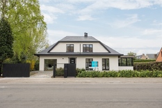 WILRIJK - Elsdonk: Luxueus gerenoveerde, moderne villa met 4 slaapkamers en 3 badkamers op 705m² met zuidtuin. EPC-label B.

Op een rustige ligging te Elsdonk vinden we deze mooie villa met een hoge graad van afwerking en een prachtige lichtinval dankz