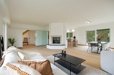 WILRIJK - Elsdonk: Luxueus gerenoveerde, moderne villa met 4 slaapkamers en 3 badkamers op 705m² met zuidtuin. EPC-label B.

Op een rustige ligging te Elsdonk vinden we deze mooie villa met een hoge graad van afwerking en een prachtige lichtinval dankz