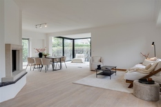 WILRIJK - Elsdonk: Luxueus gerenoveerde, moderne villa met 4 slaapkamers en 3 badkamers op 705m² met zuidtuin. EPC-label B.

Op een rustige ligging te Elsdonk vinden we deze mooie villa met een hoge graad van afwerking en een prachtige lichtinval dankz