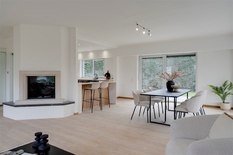 WILRIJK - Elsdonk: Luxueus gerenoveerde, moderne villa met 4 slaapkamers en 3 badkamers op 705m² met zuidtuin. EPC-label B.

Op een rustige ligging te Elsdonk vinden we deze mooie villa met een hoge graad van afwerking en een prachtige lichtinval dankz