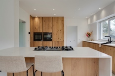 WILRIJK - Elsdonk: Luxueus gerenoveerde, moderne villa met 4 slaapkamers en 3 badkamers op 705m² met zuidtuin. EPC-label B.

Op een rustige ligging te Elsdonk vinden we deze mooie villa met een hoge graad van afwerking en een prachtige lichtinval dankz