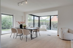 WILRIJK - Elsdonk: Luxueus gerenoveerde, moderne villa met 4 slaapkamers en 3 badkamers op 705m² met zuidtuin. EPC-label B.

Op een rustige ligging te Elsdonk vinden we deze mooie villa met een hoge graad van afwerking en een prachtige lichtinval dankz