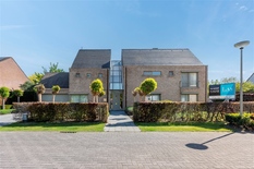 WILRIJK:Instapklare luxevilla op 1.754m² met 6 slaapkamers, 3 badkamers, praktijk en dubbele garage. EPC-label B.
 
In een mooie, doodlopende straat bij het Schoonselhof, vind men deze mooie villa (°1995) met riante tuin.
Ideale woon/werk combinatie 