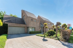 WILRIJK:Instapklare luxevilla op 1.754m² met 6 slaapkamers, 3 badkamers, praktijk en dubbele garage. EPC-label B.
 
In een mooie, doodlopende straat bij het Schoonselhof, vind men deze mooie villa (°1995) met riante tuin.
Ideale woon/werk combinatie 