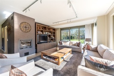 WILRIJK:Instapklare luxevilla op 1.754m² met 6 slaapkamers, 3 badkamers, praktijk en dubbele garage. EPC-label B.
 
In een mooie, doodlopende straat bij het Schoonselhof, vind men deze mooie villa (°1995) met riante tuin.
Ideale woon/werk combinatie 