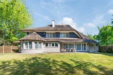 EDEGEM - Elsdonk: Mooie, klassieke villa met rieten dak, 5 slaapkamers, 3 badkamers op topligging in de gegeerde Elsdonk wijk met zuidorientatie. EPC-label D.

BESCHRIJVING:

Gelijkvloers:
Via een automatische poort bereikt men de oprit voor 2 wagens