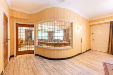 EDEGEM - Elsdonk: Mooie, klassieke villa met rieten dak, 5 slaapkamers, 3 badkamers op topligging in de gegeerde Elsdonk wijk met zuidorientatie. EPC-label D.

BESCHRIJVING:

Gelijkvloers:
Via een automatische poort bereikt men de oprit voor 2 wagens