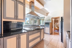 EDEGEM - Elsdonk: Mooie, klassieke villa met rieten dak, 5 slaapkamers, 3 badkamers op topligging in de gegeerde Elsdonk wijk met zuidorientatie. EPC-label D.

BESCHRIJVING:

Gelijkvloers:
Via een automatische poort bereikt men de oprit voor 2 wagens