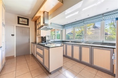 EDEGEM - Elsdonk: Mooie, klassieke villa met rieten dak, 5 slaapkamers, 3 badkamers op topligging in de gegeerde Elsdonk wijk met zuidorientatie. EPC-label D.

BESCHRIJVING:

Gelijkvloers:
Via een automatische poort bereikt men de oprit voor 2 wagens