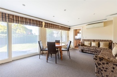 EDEGEM - Elsdonk: Mooie, klassieke villa met rieten dak, 5 slaapkamers, 3 badkamers op topligging in de gegeerde Elsdonk wijk met zuidorientatie. EPC-label D.

BESCHRIJVING:

Gelijkvloers:
Via een automatische poort bereikt men de oprit voor 2 wagens
