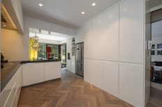 RIJK - Park Den Brandt: Karaktervolle villa met 4 slaapkamers, 3 badkamers en grote, zonnige tuin.

Gelegen op een uitzonderlijke locatie, biedt deze villa een unieke combinatie van ruimte, licht, gezelligheid en rust. 

BESCHRIJVING: 

Via de sfeer