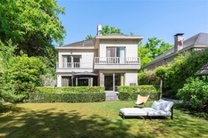 RIJK - Park Den Brandt: Karaktervolle villa met 4 slaapkamers, 3 badkamers en grote, zonnige tuin.

Gelegen op een uitzonderlijke locatie, biedt deze villa een unieke combinatie van ruimte, licht, gezelligheid en rust. 

BESCHRIJVING: 

Via de sfeer