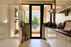 BERCHEM - Ringlaan 23 - Mooi en instapklaar appartement (ca 118 m2) op topligging met 2 slaapkamers en terras zowel voor- als achteraan.

BESCHRIJVING :

Aangenaam appartement met twee terrassen gelegen op de 1° verdieping van een verzorgd en rustig 