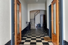 BERCHEM - Ringlaan 23 - Mooi en instapklaar appartement (ca 118 m2) op topligging met 2 slaapkamers en terras zowel voor- als achteraan.

BESCHRIJVING :

Aangenaam appartement met twee terrassen gelegen op de 1° verdieping van een verzorgd en rustig 