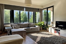 BERCHEM - Ringlaan 23 - Mooi en instapklaar appartement (ca 118 m2) op topligging met 2 slaapkamers en terras zowel voor- als achteraan.

BESCHRIJVING :

Aangenaam appartement met twee terrassen gelegen op de 1° verdieping van een verzorgd en rustig 