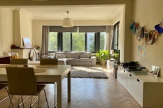 BERCHEM - Ringlaan 23 - Mooi en instapklaar appartement (ca 118 m2) op topligging met 2 slaapkamers en terras zowel voor- als achteraan.

BESCHRIJVING :

Aangenaam appartement met twee terrassen gelegen op de 1° verdieping van een verzorgd en rustig 