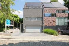 LINKEBEEK: Beautiful, contemporary house (°2009) with 4 bedrooms and 3 bathrooms on the border with Uccle, in the heart of Linkebeek.
 
DESCRIPTION:
 
Ground floor:
One enters the property via a driveway for 2 cars and a nicely landscaped front gard