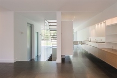 LINKEBEEK: Beautiful, contemporary house (°2009) with 4 bedrooms and 3 bathrooms on the border with Uccle, in the heart of Linkebeek.
 
DESCRIPTION:
 
Ground floor:
One enters the property via a driveway for 2 cars and a nicely landscaped front gard