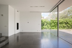 LINKEBEEK: Beautiful, contemporary house (°2009) with 4 bedrooms and 3 bathrooms on the border with Uccle, in the heart of Linkebeek.
 
DESCRIPTION:
 
Ground floor:
One enters the property via a driveway for 2 cars and a nicely landscaped front gard