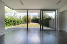 LINKEBEEK: Beautiful, contemporary house (°2009) with 4 bedrooms and 3 bathrooms on the border with Uccle, in the heart of Linkebeek.
 
DESCRIPTION:
 
Ground floor:
One enters the property via a driveway for 2 cars and a nicely landscaped front gard