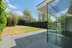 LINKEBEEK: Beautiful, contemporary house (°2009) with 4 bedrooms and 3 bathrooms on the border with Uccle, in the heart of Linkebeek.
 
DESCRIPTION:
 
Ground floor:
One enters the property via a driveway for 2 cars and a nicely landscaped front gard