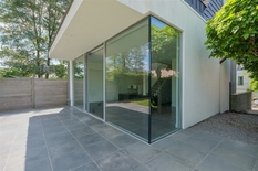 LINKEBEEK: Beautiful, contemporary house (°2009) with 4 bedrooms and 3 bathrooms on the border with Uccle, in the heart of Linkebeek.
 
DESCRIPTION:
 
Ground floor:
One enters the property via a driveway for 2 cars and a nicely landscaped front gard
