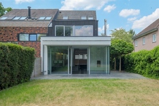 LINKEBEEK: Beautiful, contemporary house (°2009) with 4 bedrooms and 3 bathrooms on the border with Uccle, in the heart of Linkebeek.
 
DESCRIPTION:
 
Ground floor:
One enters the property via a driveway for 2 cars and a nicely landscaped front gard
