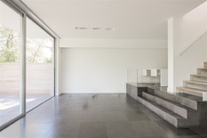 LINKEBEEK: Beautiful, contemporary house (°2009) with 4 bedrooms and 3 bathrooms on the border with Uccle, in the heart of Linkebeek.
 
DESCRIPTION:
 
Ground floor:
One enters the property via a driveway for 2 cars and a nicely landscaped front gard