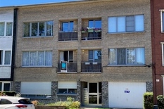 WILRIJK - Park Den Brandt- Pastoor De Conincklaan: Instapklaar appartement met 2 slaapkamers en garagebox.

BESCHRIJVING:

Het appartement bevindt zich op de 1° verdieping van een klein, goed onderhouden gebouw, zonder lift.
Inkomhal met vestiaireka