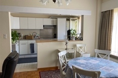 WILRIJK - Park Den Brandt- Pastoor De Conincklaan: Instapklaar appartement met 2 slaapkamers en garagebox.

BESCHRIJVING:

Het appartement bevindt zich op de 1° verdieping van een klein, goed onderhouden gebouw, zonder lift.
Inkomhal met vestiaireka
