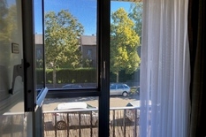 WILRIJK - Park Den Brandt- Pastoor De Conincklaan: Instapklaar appartement met 2 slaapkamers en garagebox.

BESCHRIJVING:

Het appartement bevindt zich op de 1° verdieping van een klein, goed onderhouden gebouw, zonder lift.
Inkomhal met vestiaireka