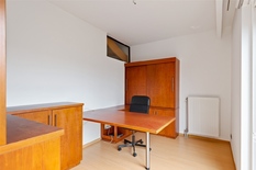 WILRIJK - Centrum: Ruim duplexappartement met 2 slaapkamers, bureau en groot terras op topligging.

Dit volledig herschilderd en instapklaar appartement is gelegen boven een tandartsenpraktijk en is de enige woonst in het gebouw.

BESCHRIJVING:

1°