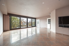 BORSBEEK - Sprinkhaanstraat: Ruim, instapklaar appartement met 2 slaapkamers, groot zonneterras en parking.

Aangenaam en modern appartement gelegen op de 2° verdieping van een klein gebouw (zonder lift) in een rustige straat, doch nabij alle  buurtwin