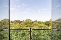 ANTWERPEN - Stadspark: Aangenaam en lichtrijk appartement met 2 slaapkamers, prachtig uitzicht over het park en inpandige autostaanplaats. EPC-label C.
 
BESCHRIJVING:
 
Het appartement is gelegen op de 8° verdieping van een goed onderhouden gebouw.
