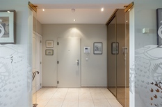 WILRIJK - Residentie Nachtegalenhof: Duplex-penthouse met 2 terrassen, prachtig zicht en P.

Ruim duplex-appartement gelegen in de gegeerde residentie Nachtegalenhof nabij Park Den Brandt. Zeer rustige ligging met mooi uitzicht op domein en vijver.
Uit