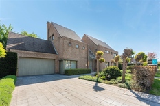 WILRIJK:Instapklare luxevilla op 1.754m² met 6 slaapkamers, 3 badkamers, praktijk en dubbele garage. EPC-label B.
 
In een mooie, doodlopende straat, vind men deze mooie villa (°1995) met riante tuin.
Ideale woon/werk combinatie dankzij bureauruimte 