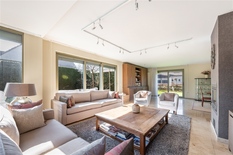 WILRIJK:Instapklare luxevilla op 1.754m² met 6 slaapkamers, 3 badkamers, praktijk en dubbele garage. EPC-label B.
 
In een mooie, doodlopende straat, vind men deze mooie villa (°1995) met riante tuin.
Ideale woon/werk combinatie dankzij bureauruimte 