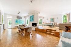 WILRIJK - Oosterveld: Ruime villa (ca 352m²) met 4 slaapkamers, 3 badkamers, zwembad en zuidgerichte tuin. EPC-label C.

Deze ruime villa met zwembad op een terrein van 2.021m² is gelegen in een doodlopende straat. 
Bij zonnig weer is het heerlijk ge