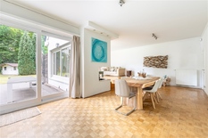 WILRIJK - Oosterveld: Ruime villa (ca 352m²) met 4 slaapkamers, 3 badkamers, zwembad en zuidgerichte tuin. EPC-label C.

Deze ruime villa met zwembad op een terrein van 2.021m² is gelegen in een doodlopende straat. 
Bij zonnig weer is het heerlijk ge