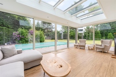 WILRIJK - Oosterveld: Ruime villa (ca 352m²) met 4 slaapkamers, 3 badkamers, zwembad en zuidgerichte tuin. EPC-label C.

Deze ruime villa met zwembad op een terrein van 2.021m² is gelegen in een doodlopende straat. 
Bij zonnig weer is het heerlijk ge